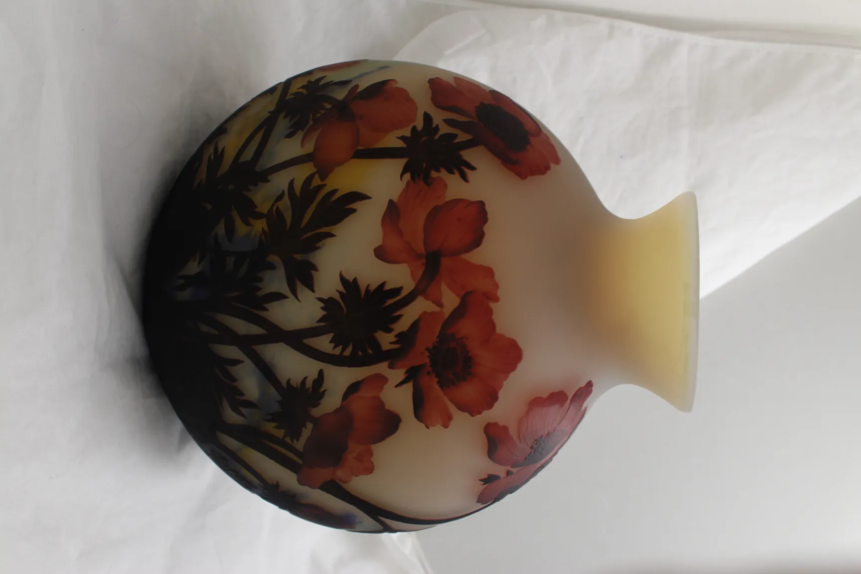 vidro assinado Muller Fres com design floral em forma oval