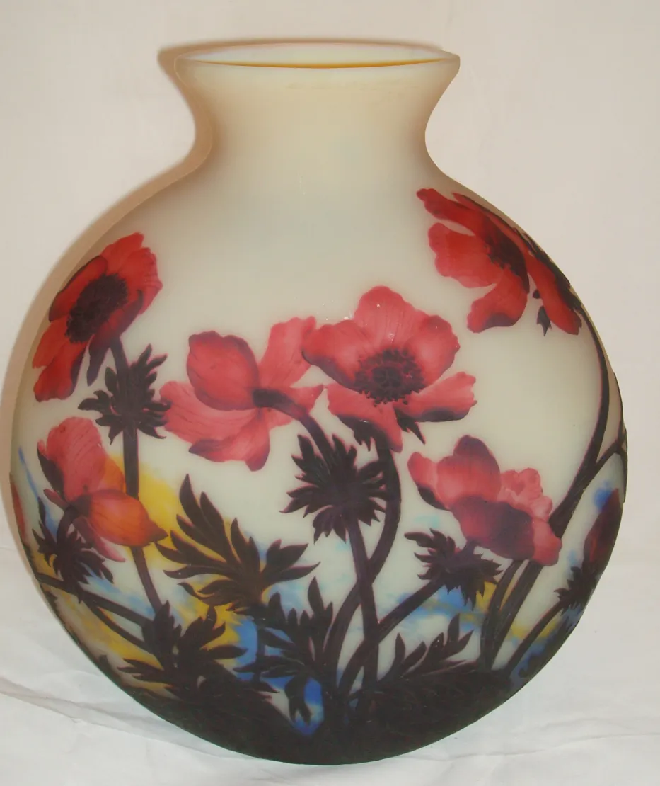 Vase mit roten Blumen auf hellem Hintergrund, antikes muller fres.