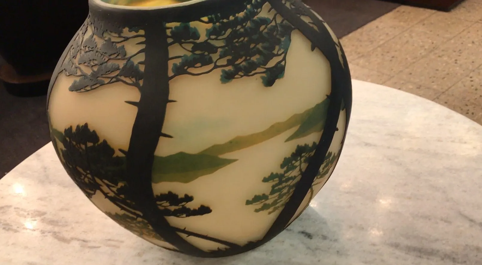 Signiertes Glas Muller Freres mit detaillierter und eleganter Landschaftsdekoration.