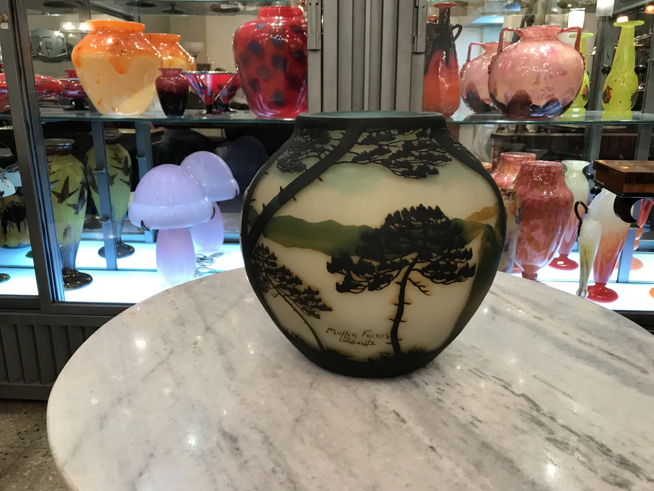 vaso antico con firma di Muller Freres in ambiente classico