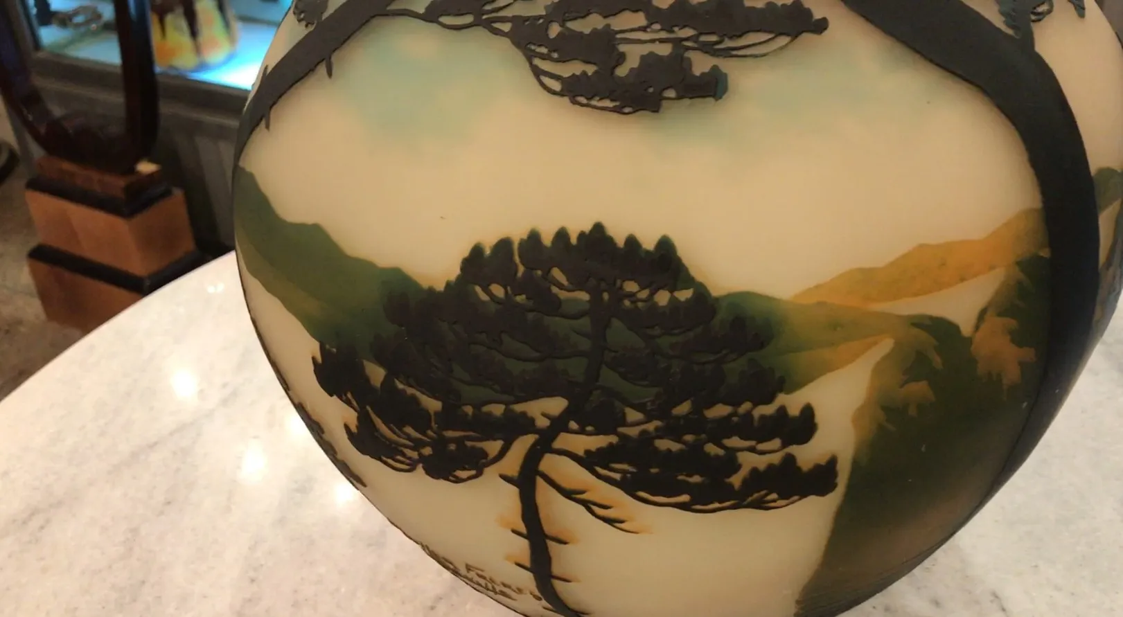 Verre signé Muller Fres avec un design naturel et coloré, antiquité