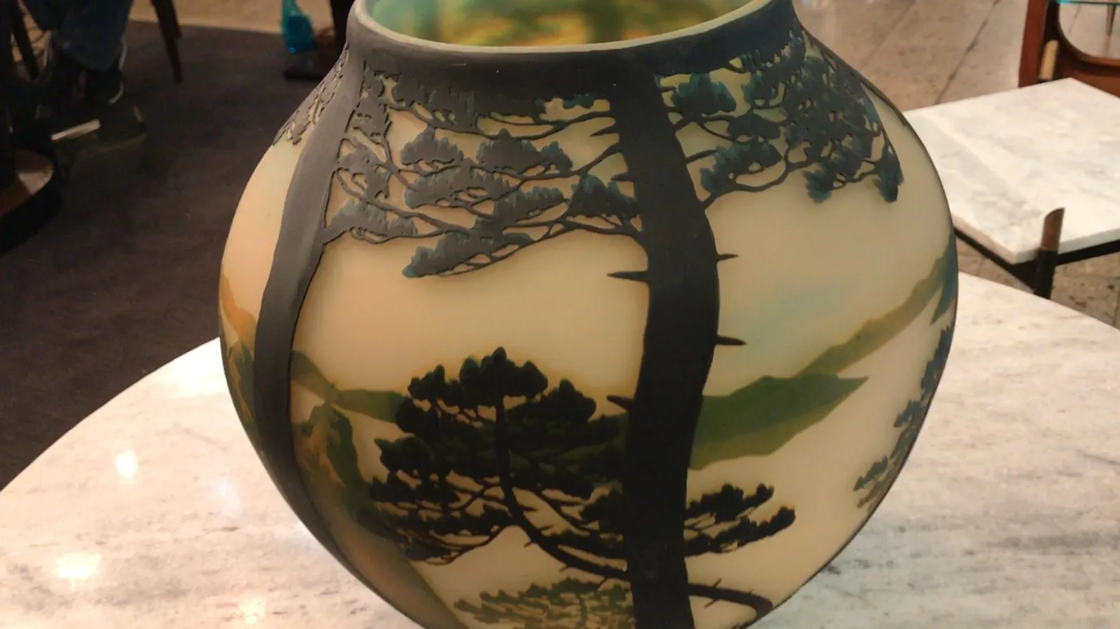 signiertes Glas Muller Fres mit Baumdesign in antikem Umfeld