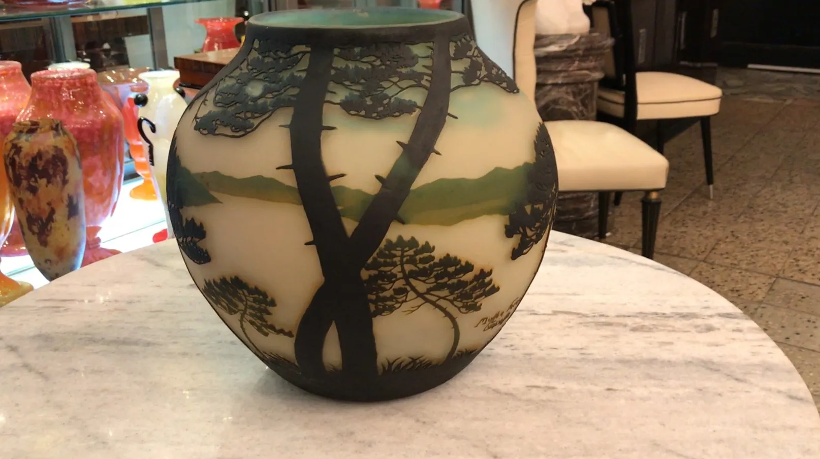 Beau verre signé par Muller Freres avec des paysages et des arbres.