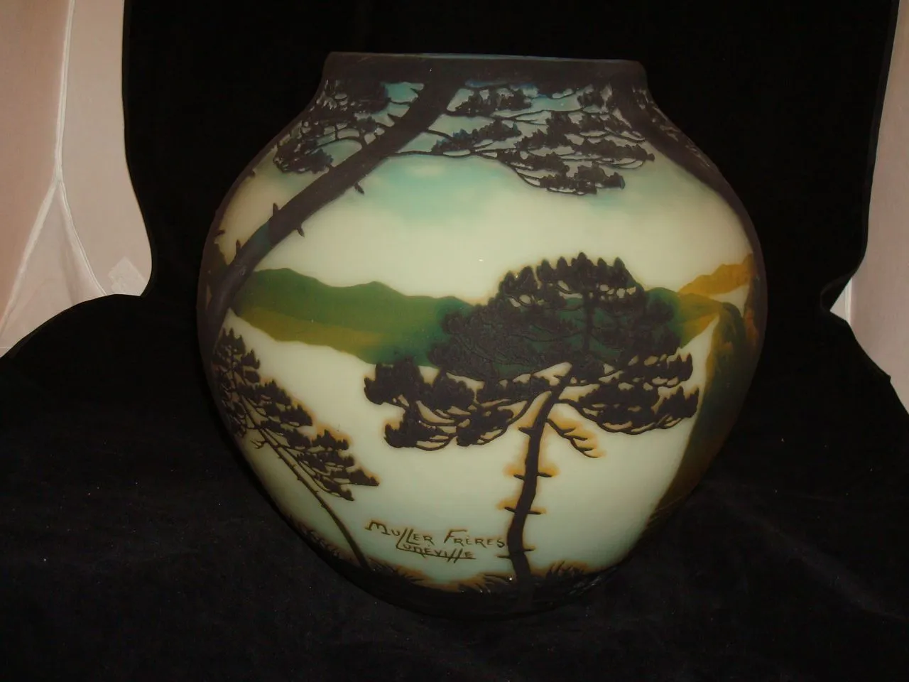 vase ancien avec paysages peints et signature Muller Freres.