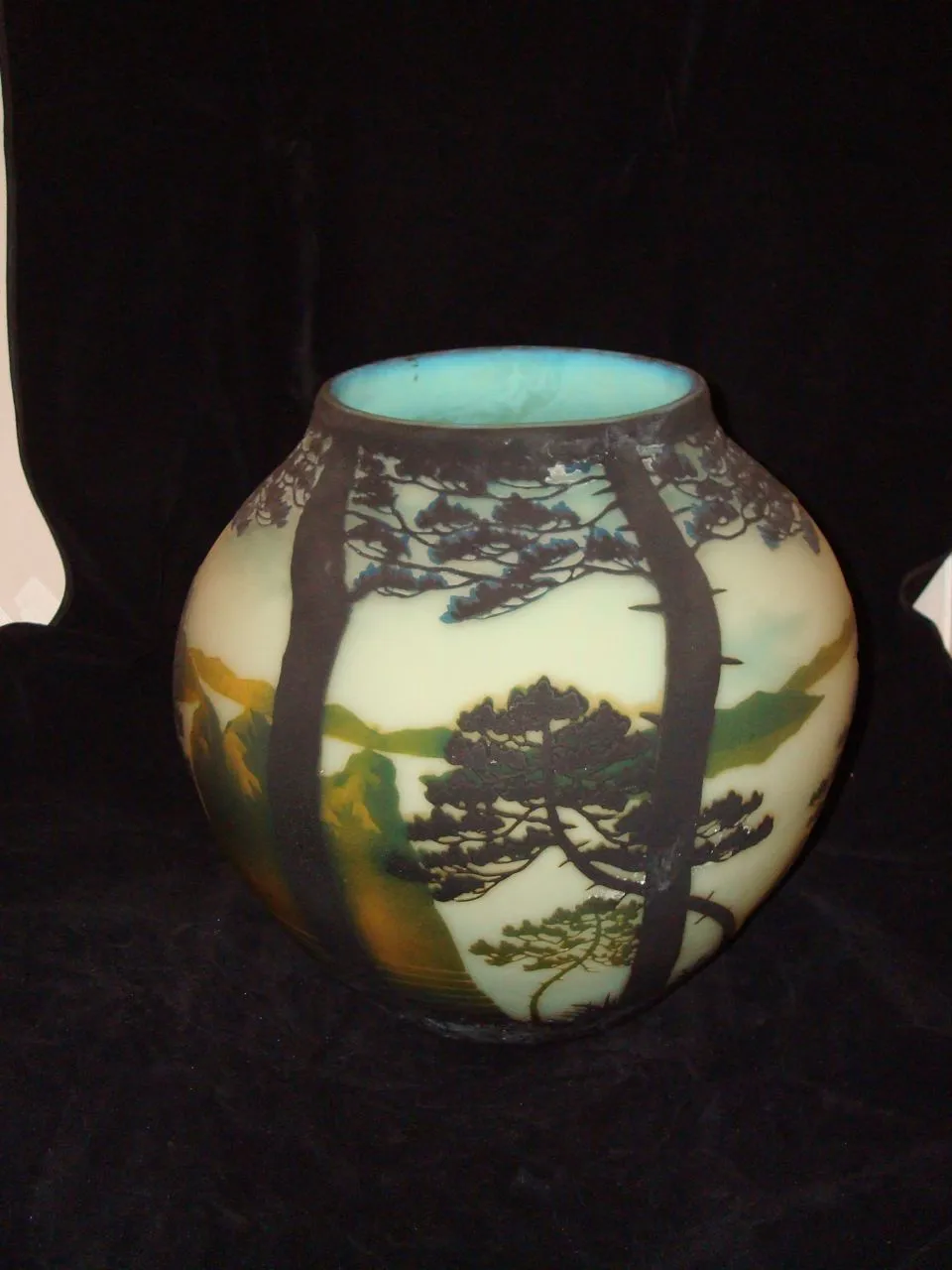 Beau verre signé de Muller Freres avec des paysages.