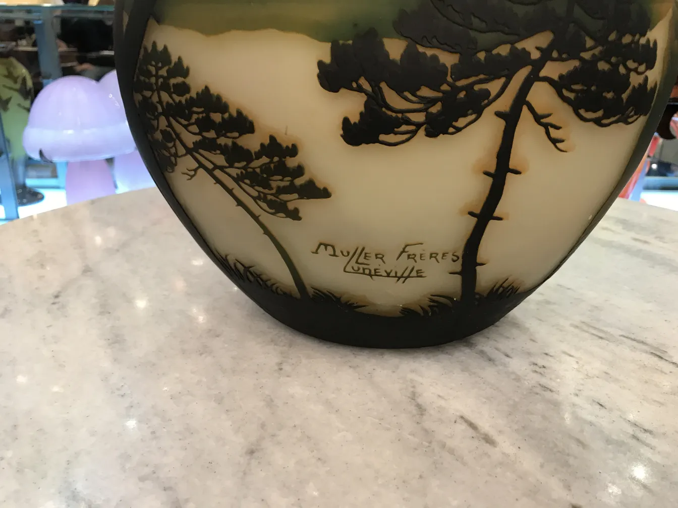 Verre signé Muller Freres avec un design ancien, arbres luxuriants.