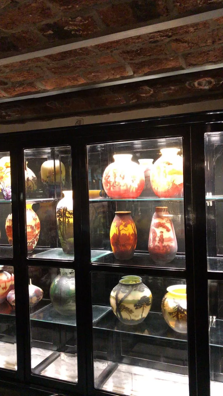 Collection d'antiquités avec verre signé Muller Freres dans plusieurs designs