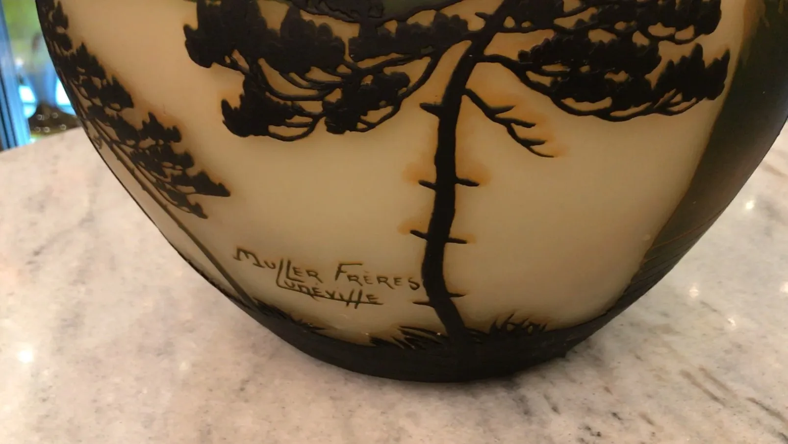 Verre ancien signé Muller Freres, orné de motifs paysagers.