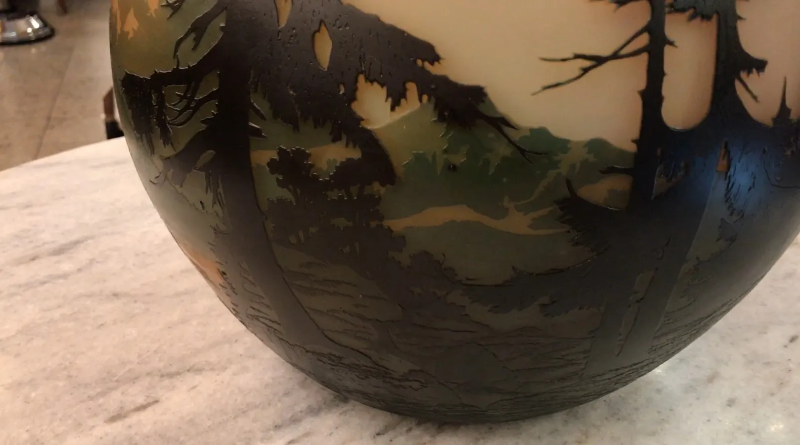 Muller Fres签名的玻璃，表面细节精致，背景自然。