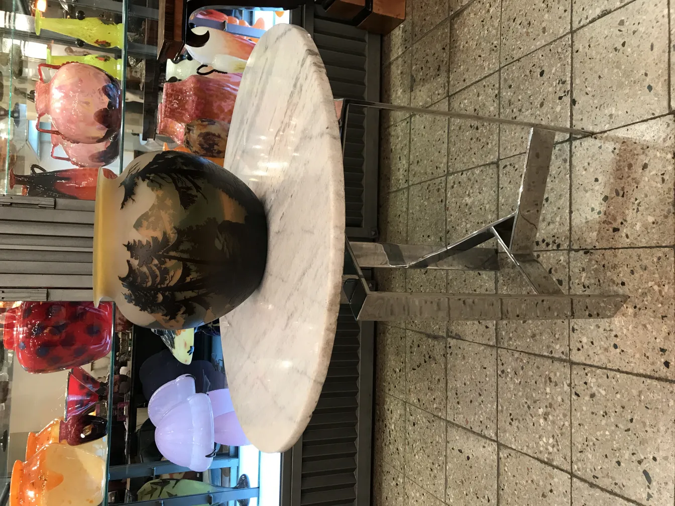 Vetro firmato di Muller Fres, presenta un design antico con dettagli visivi