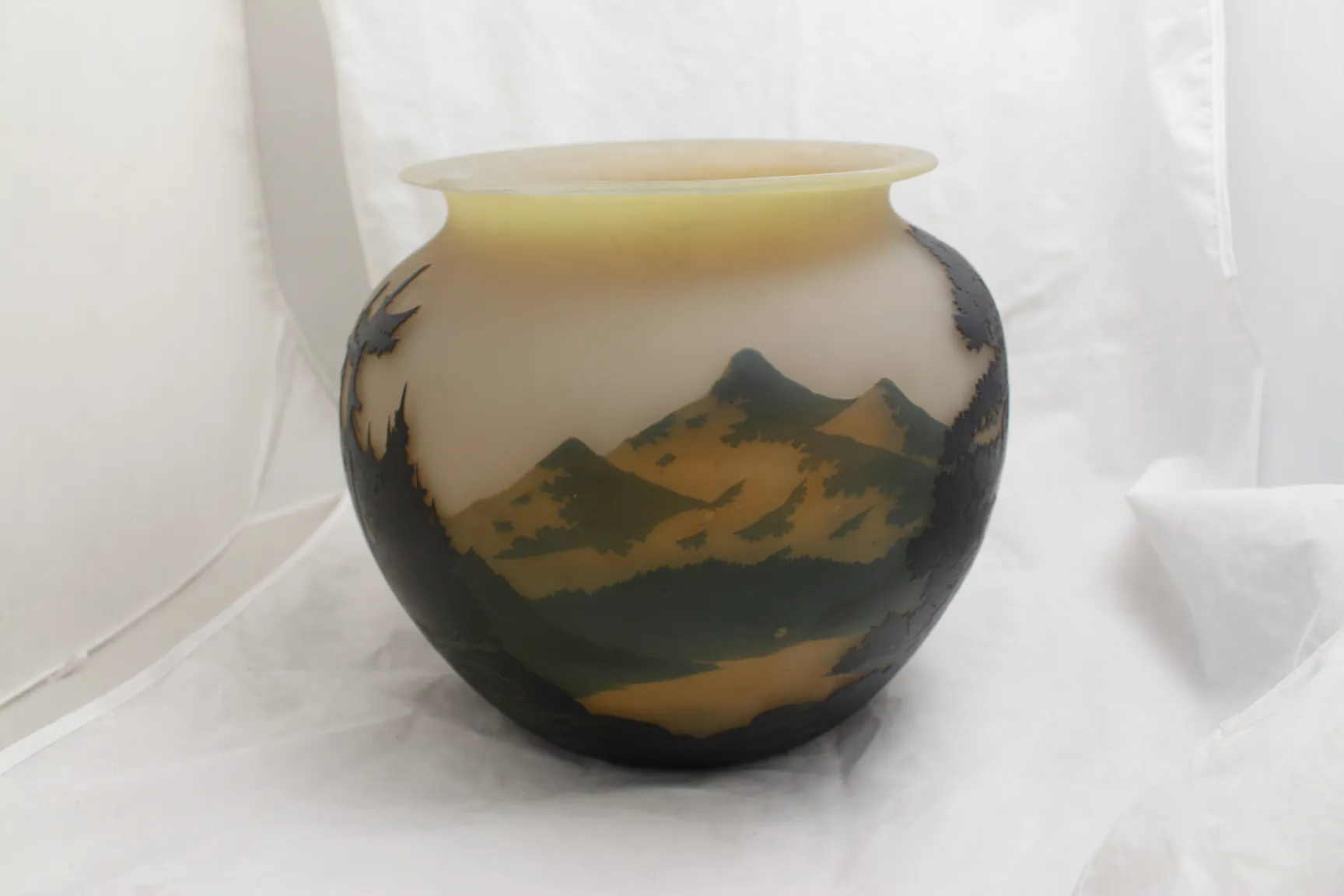 고대 유리잔에 있는 Muller Fres 서명이 풍경을 보여줍니다.