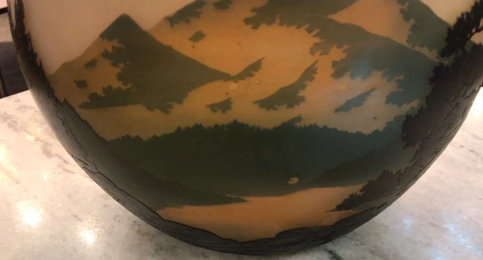 Signiertes Glas Muller Fres mit antikem Landschaftsmuster.