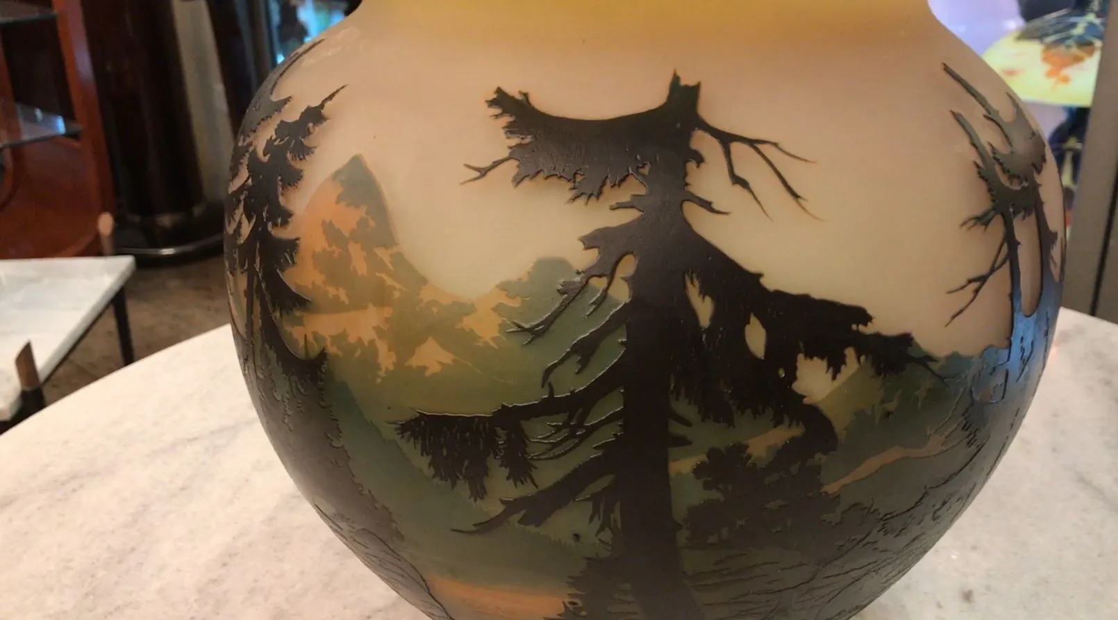 Vetro firmato Muller Fres con un paesaggio di alberi