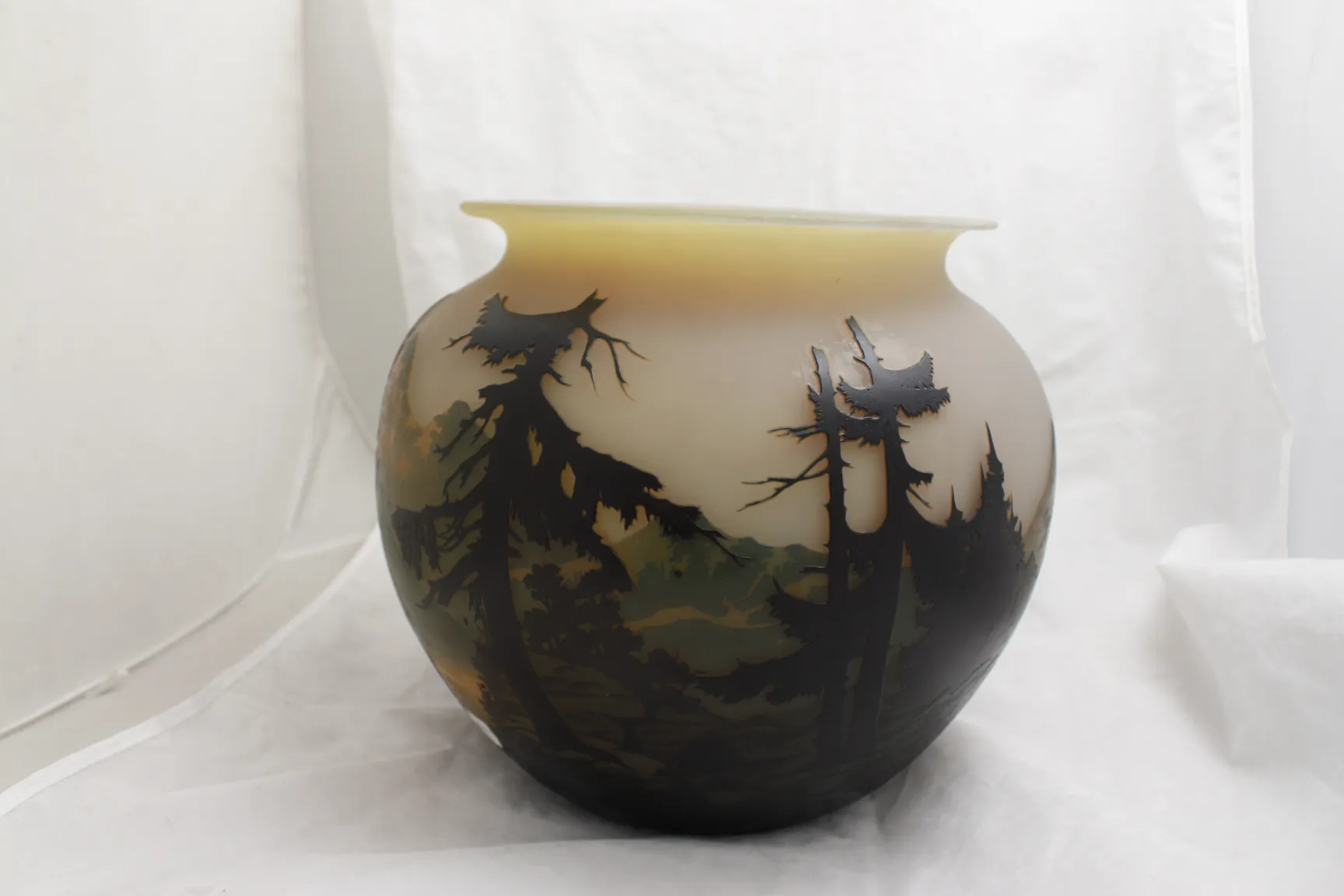 antike vase mit landschaft und bäumen, signiert muller fres