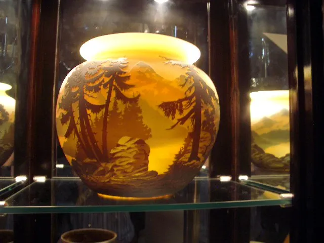 Antikes signiertes Glas mit Landschaften und Bäumen von Muller Fres