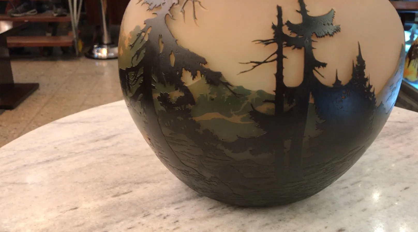 antikes Glas mit Relieflandschaft und Unterschrift von Muller Fres