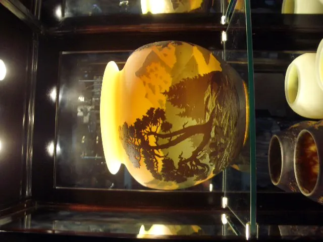 Verre signé Muller Fres avec design de paysage aux couleurs chaudes et brillantes