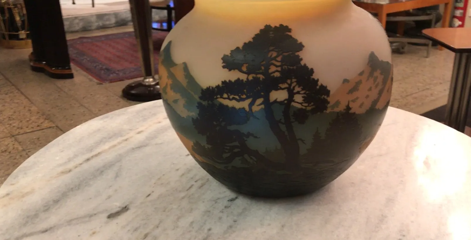 antikglas mit der Unterschrift von Muller Freres und Naturmotiven