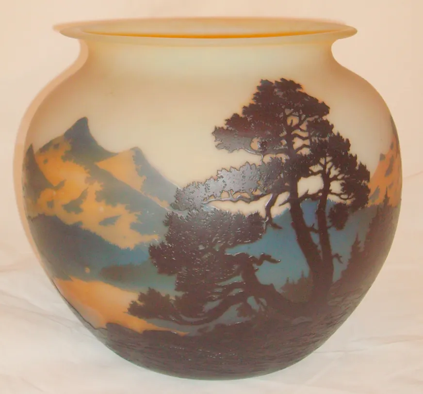 Vase ancien avec paysage peint et détails de Muller Freres.