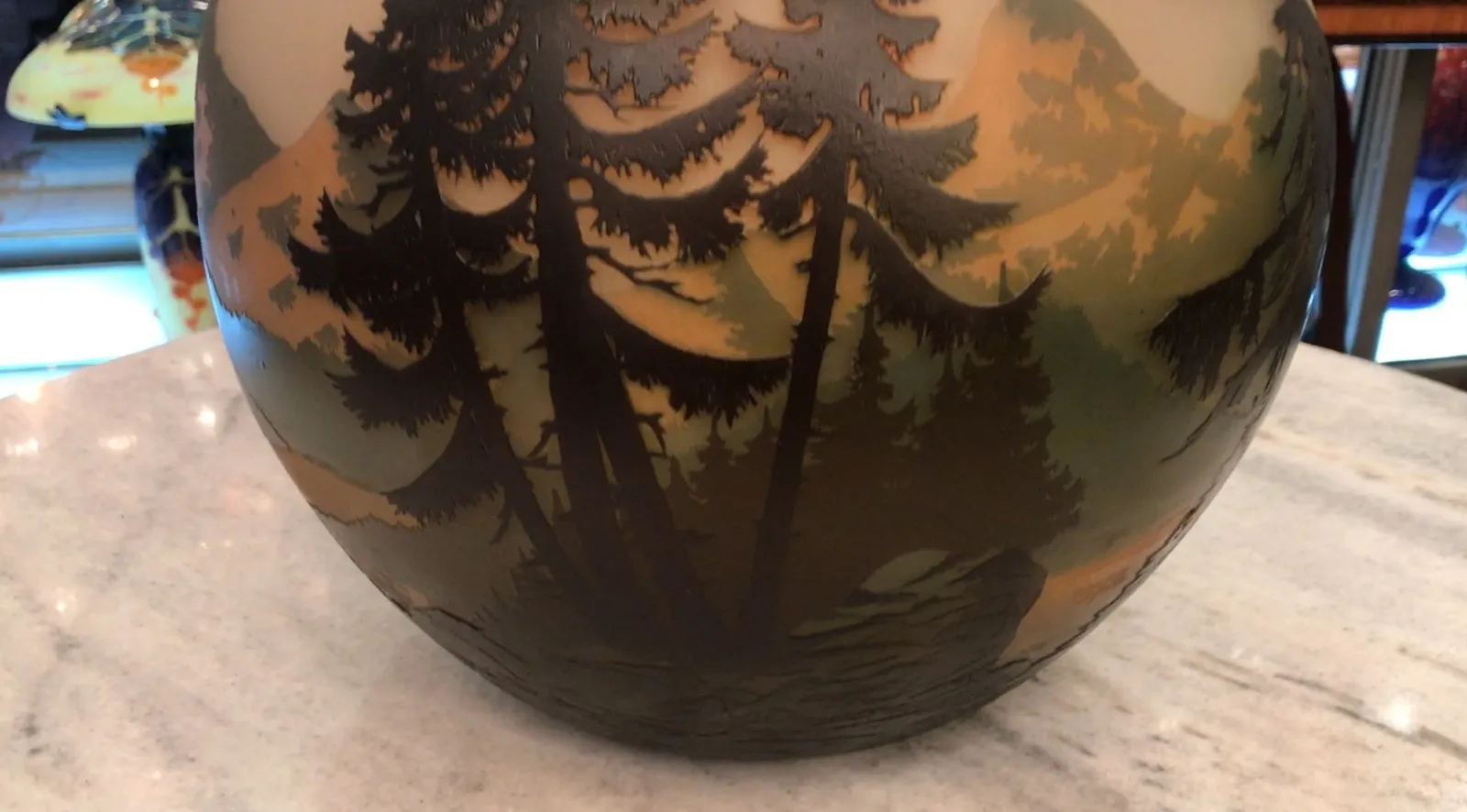 Antigüedad con paisaje de árboles y montañas en vidrio firmado Muller Fres, detalle elegante.