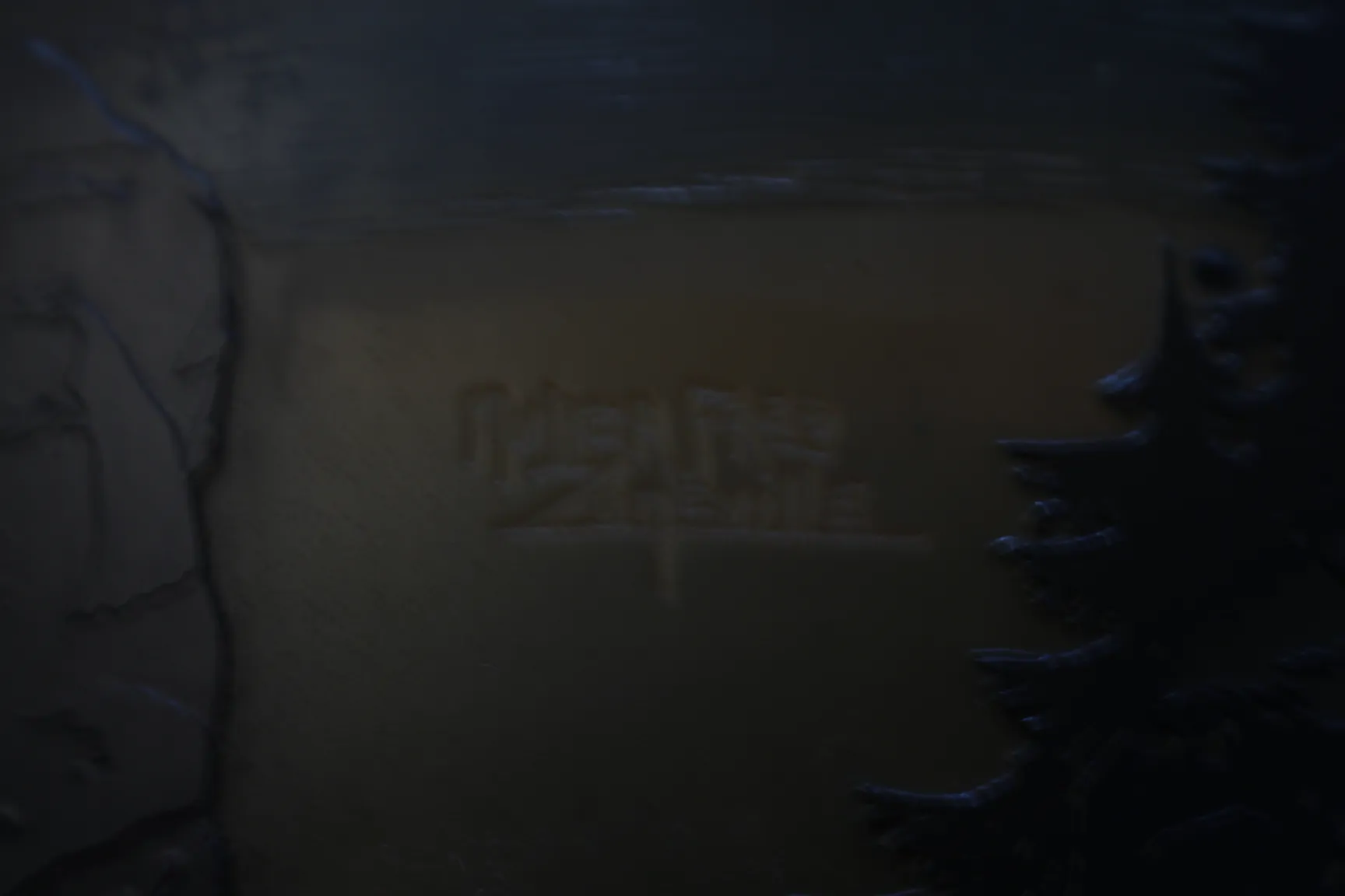 Verre signé ancien avec des détails uniques dans un environnement sombre.