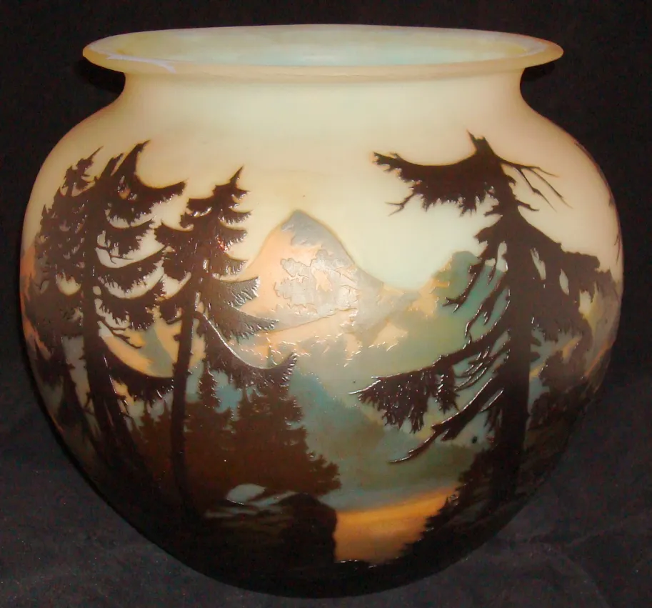 Vase ancien avec paysage sculpté, signé par muller fres.