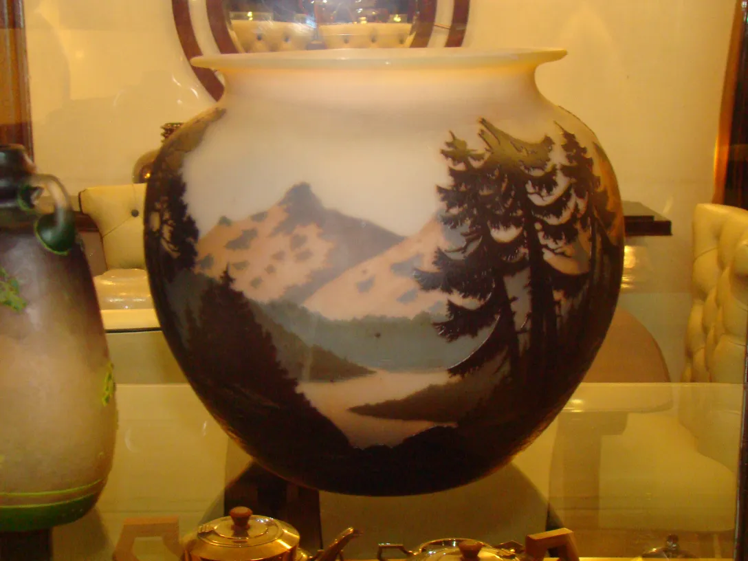 圆形古董花瓶，带有手绘风景和树木，签名muller freres。