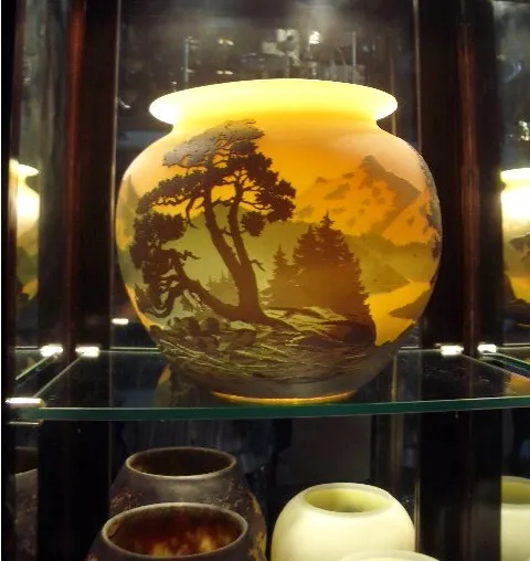 Eine elegante antike Vase mit schönem Design, signiert von Muller Fres.