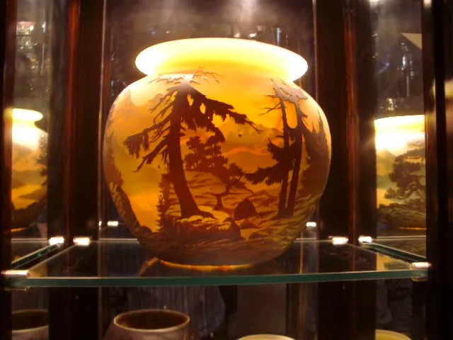 Vase avec détails de paysages, signé par Muller Fres.