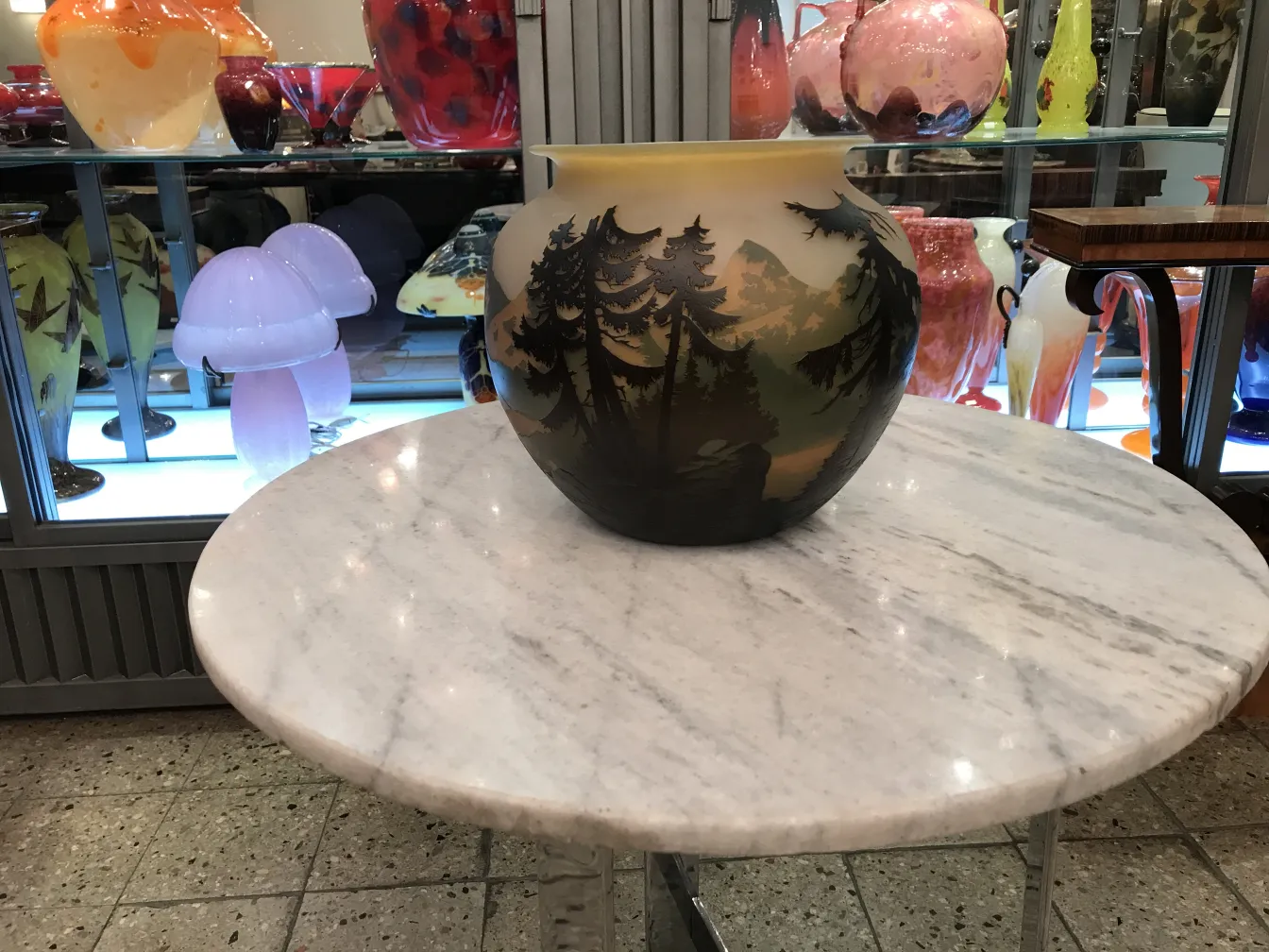 Muller Fresのサイン入りガラス、他の古い物品と共に