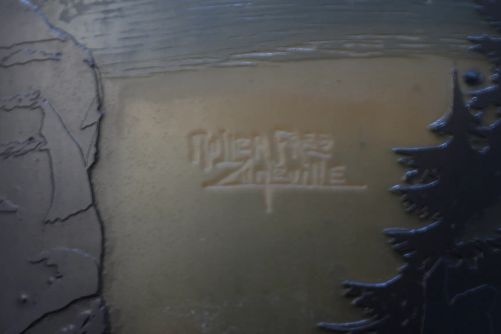 Verre signé par Muller Freres avec des détails noirs et fond beige