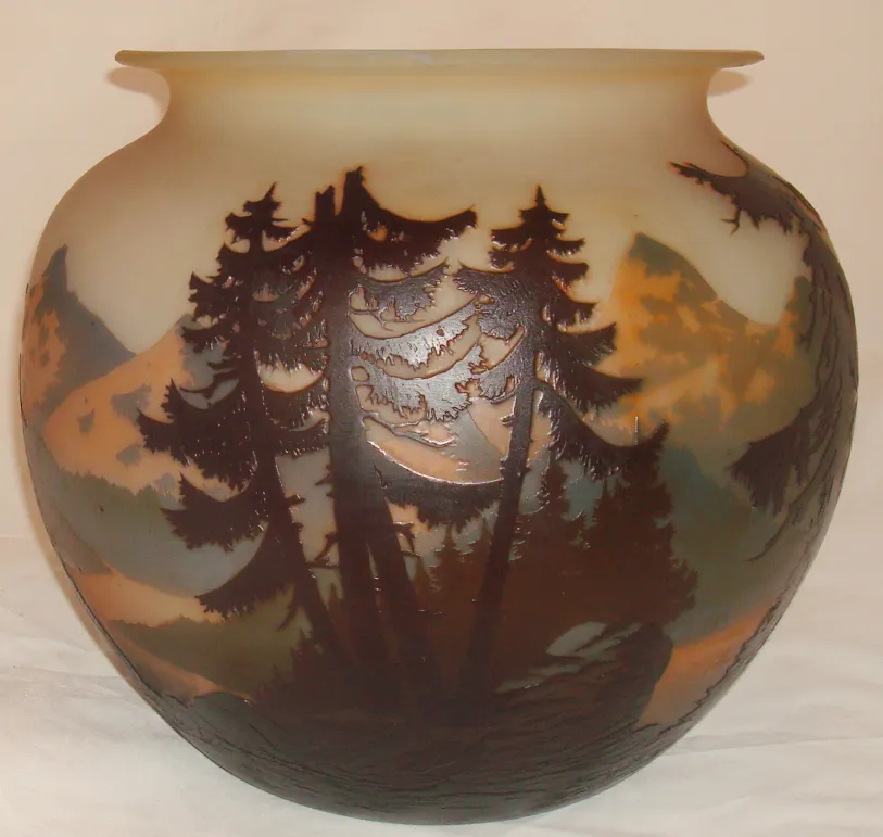 Verre ancien signé de Muller Freres avec motifs de paysage.