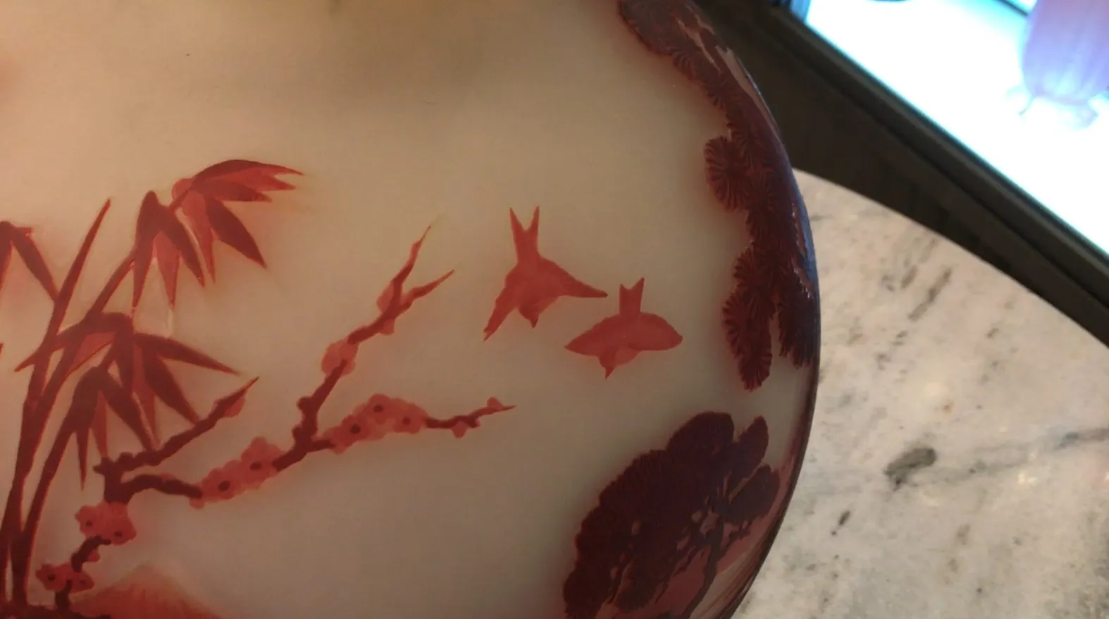 زجاج قديم موقّع من مولر فريس مع تصميمات طبيعية واضحة بألوان دافئة.