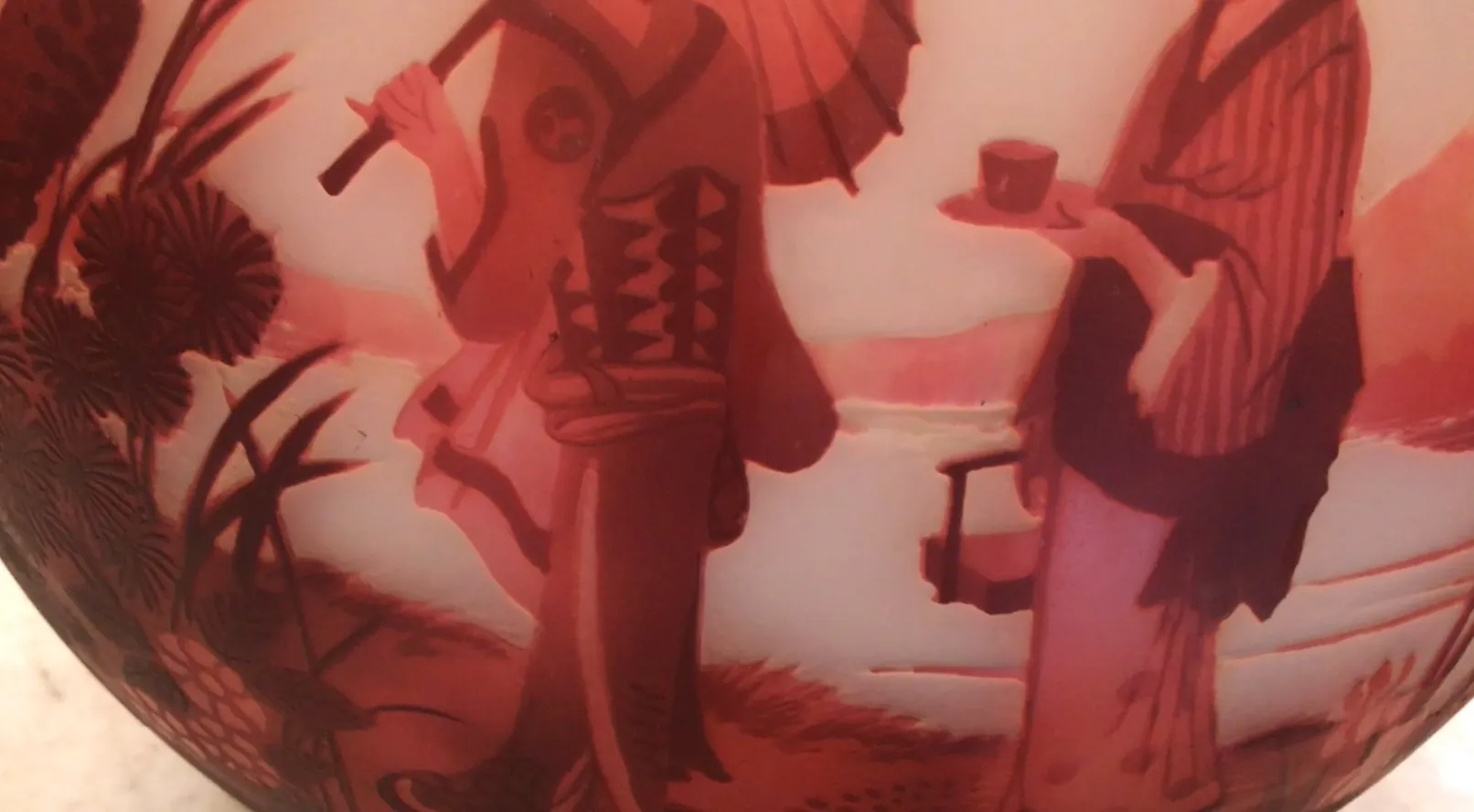 Vidrio firmado con paisaje y figuras de la cultura japonesa