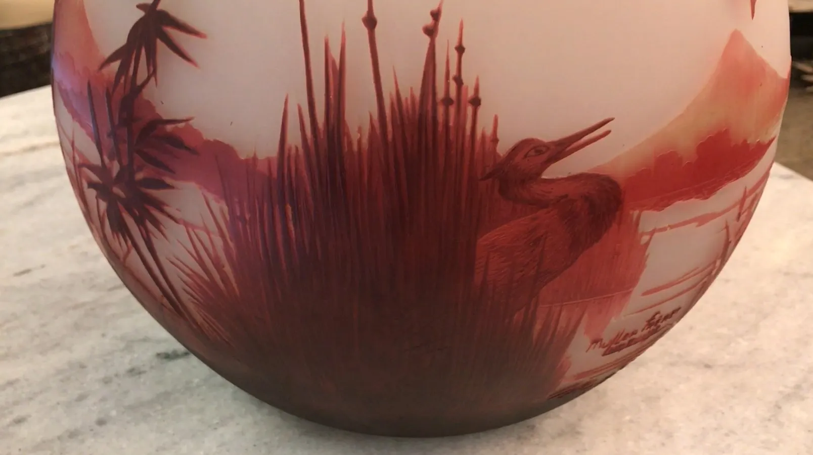 Antikes Glas mit der Unterschrift von Muller Freres und natürlichen Motiven.