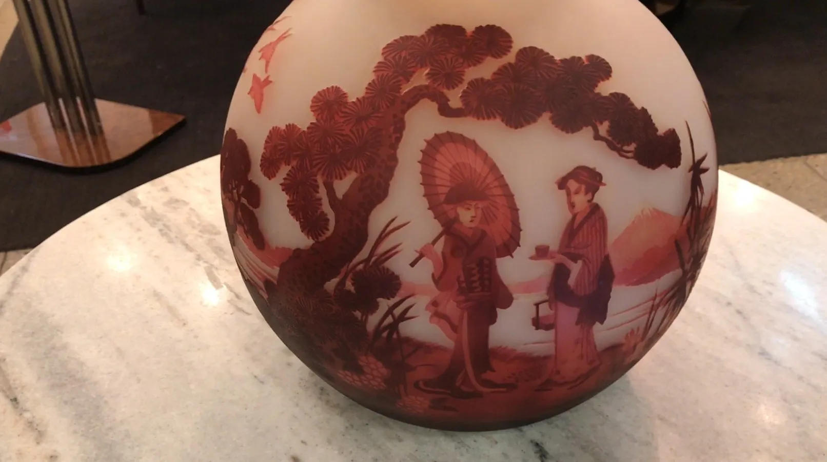 pièce décorative antique avec design coloré, signée par Muller Fres, présente des scènes culturelles