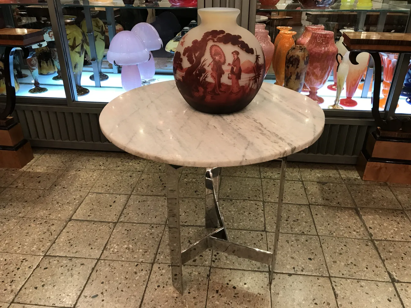 signiertes Glas muller fres auf einem Marmortisch mit Antiquitäten