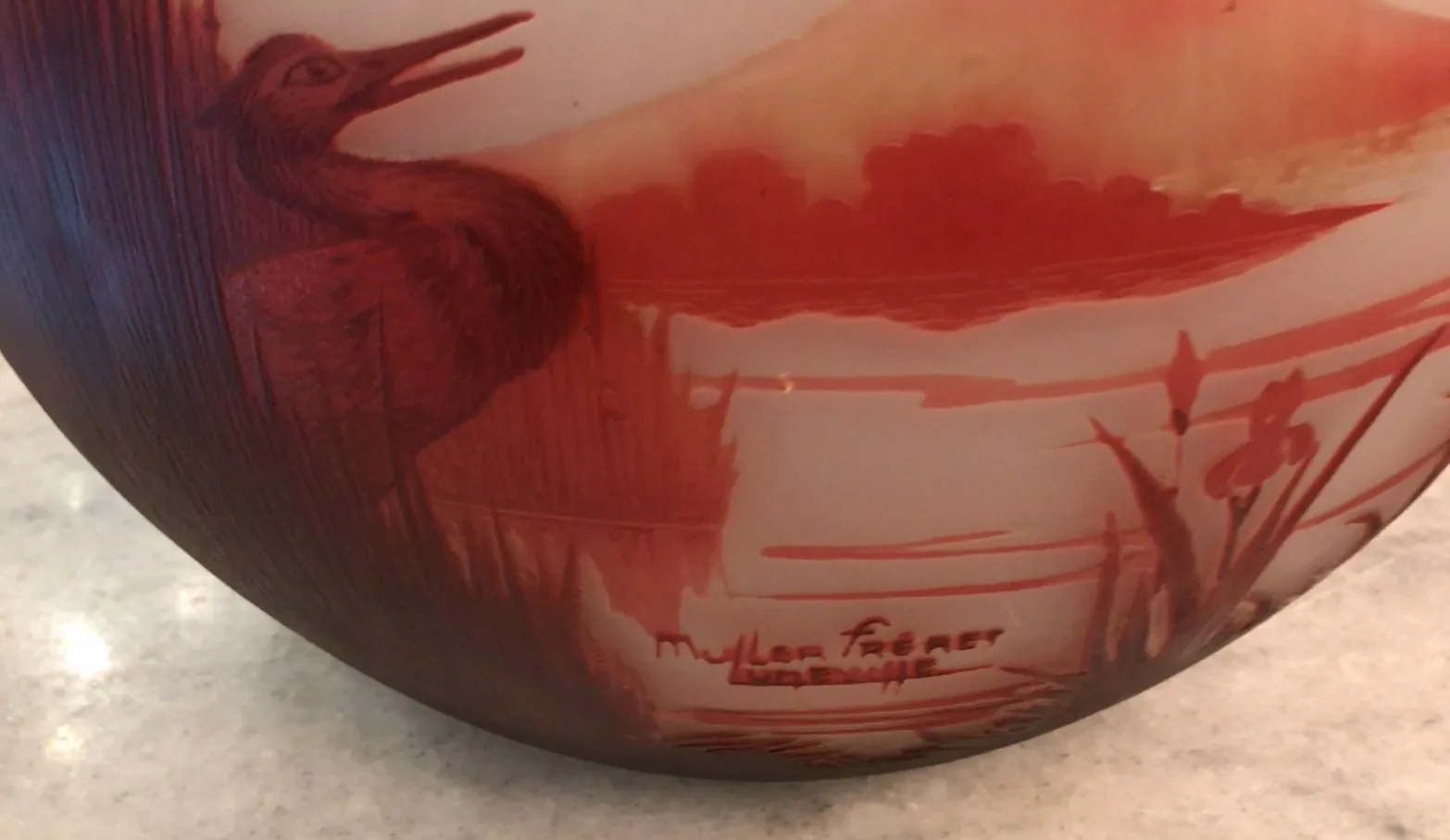 vidrio antiguo con firma Muller Fres y diseño natural.