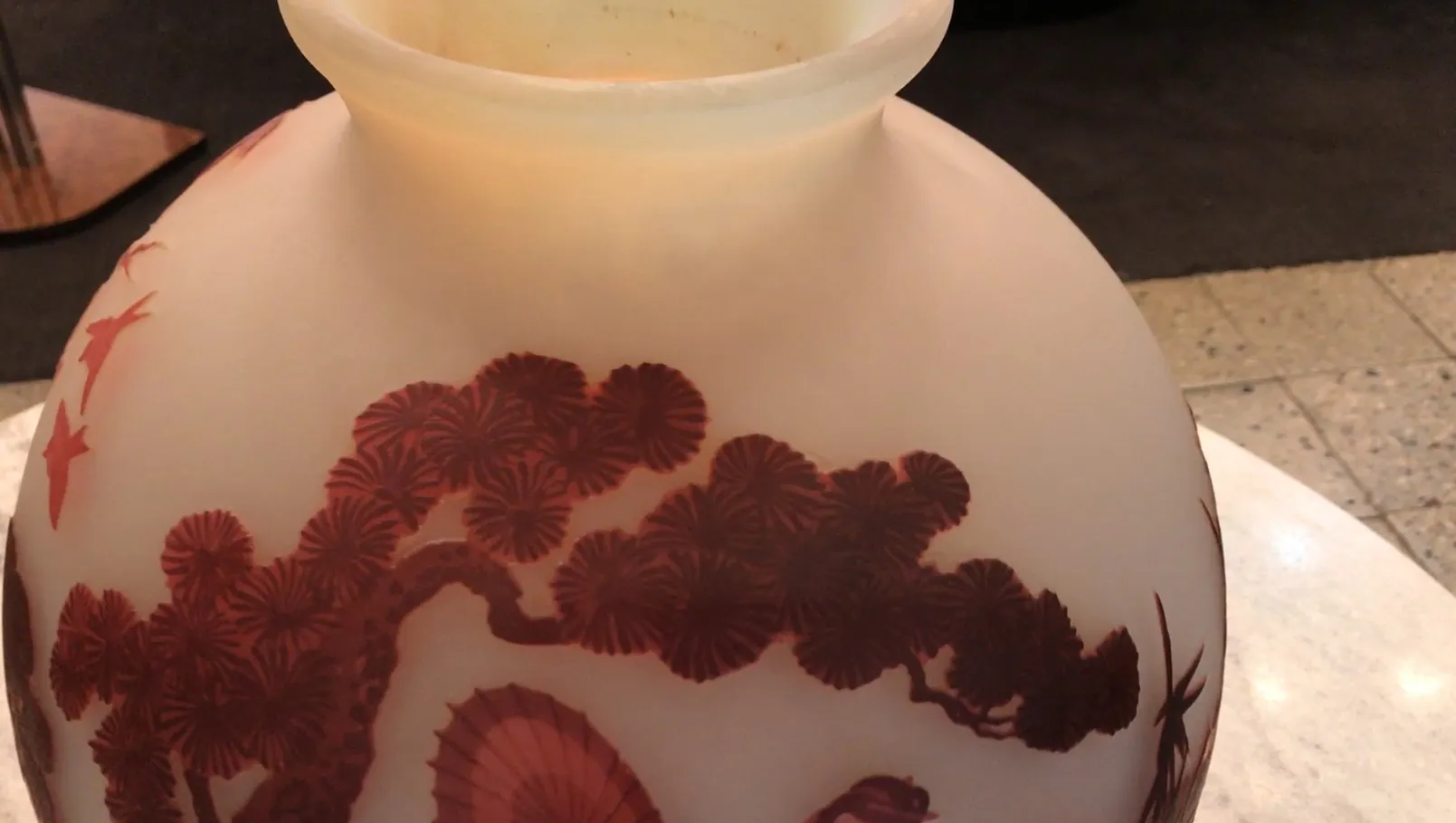 vidro assinado Muller Fres com design artístico quente, com flores e pássaros, antiguidade