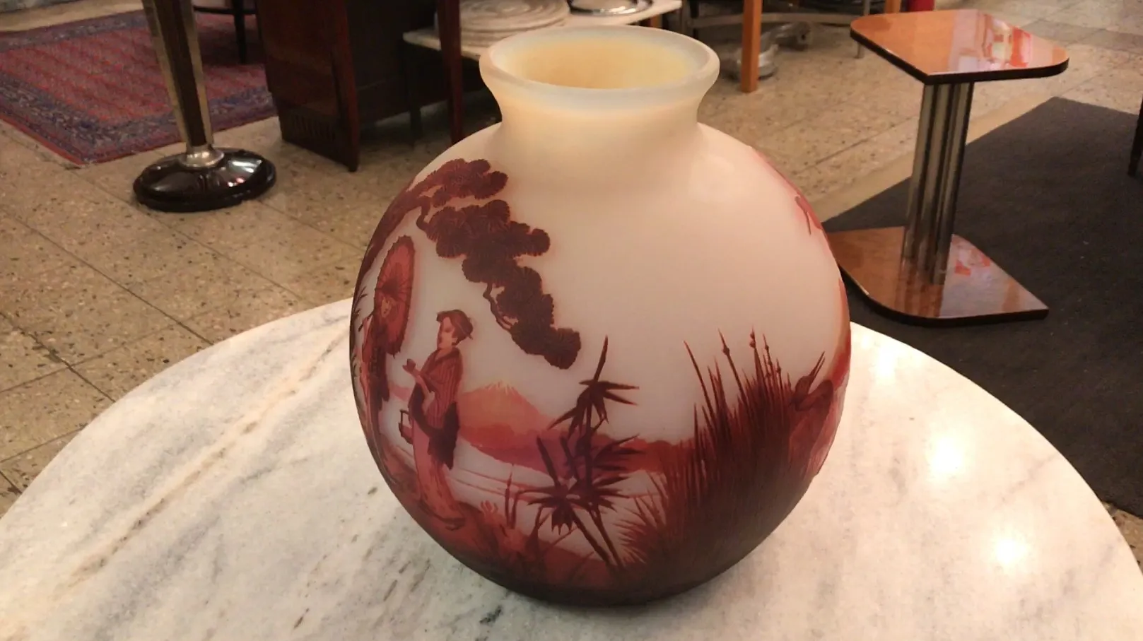 Verre ancien signé par Muller Fres avec motif peint