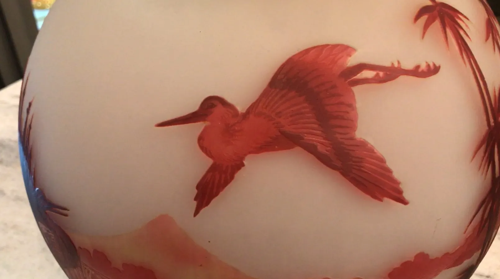 प्राचीन हस्ताक्षरित गिलास मुलर फ़्रेरेस जिसमें रंगीन डिज़ाइन है।