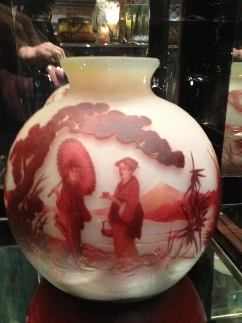 Muller Fres의 서명 유리, 흰색에 빨간색 동양 세부 사항