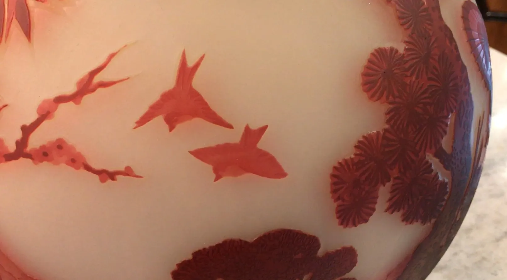 Verre ancien signé par Muller Fres avec des motifs d'oiseaux