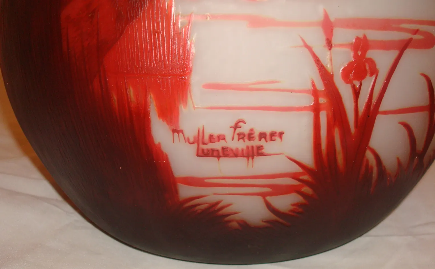 verre ancien avec la signature de Muller Freres, avec des détails élaborés