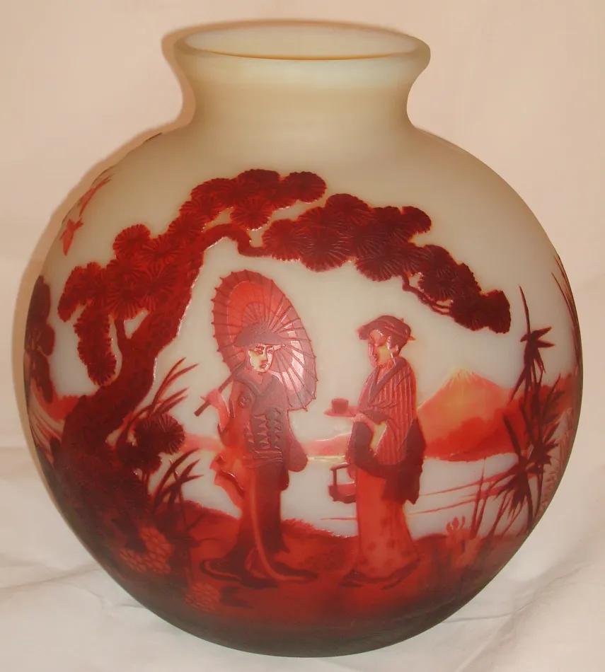 decorativa antigüedad vidrio con dos figuras orientales y naturaleza