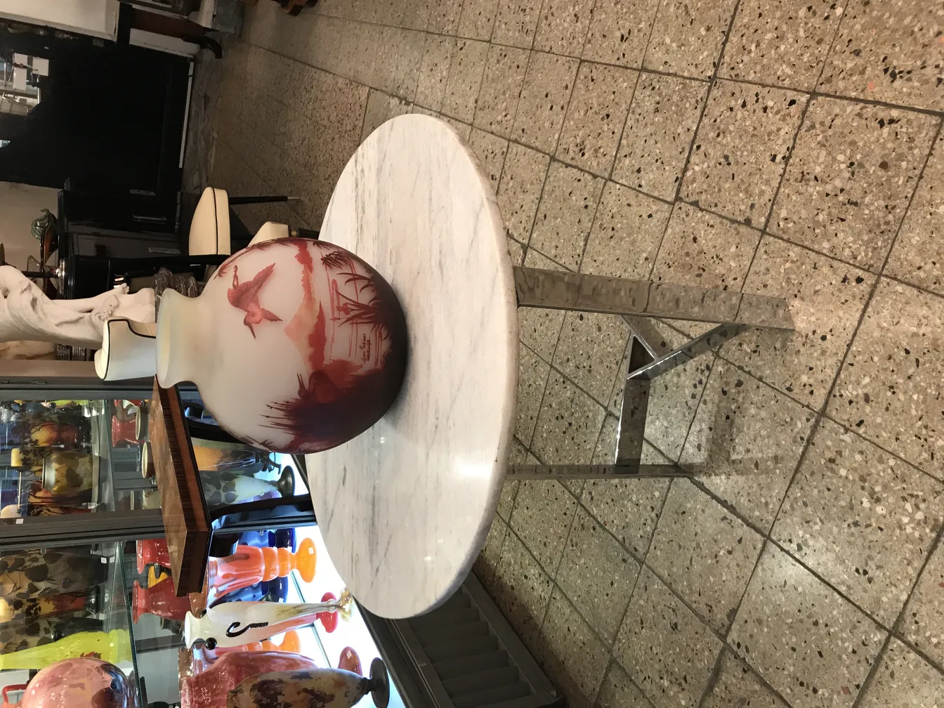 Belle antiquité en verre avec un design artistique et signé Muller Freres.