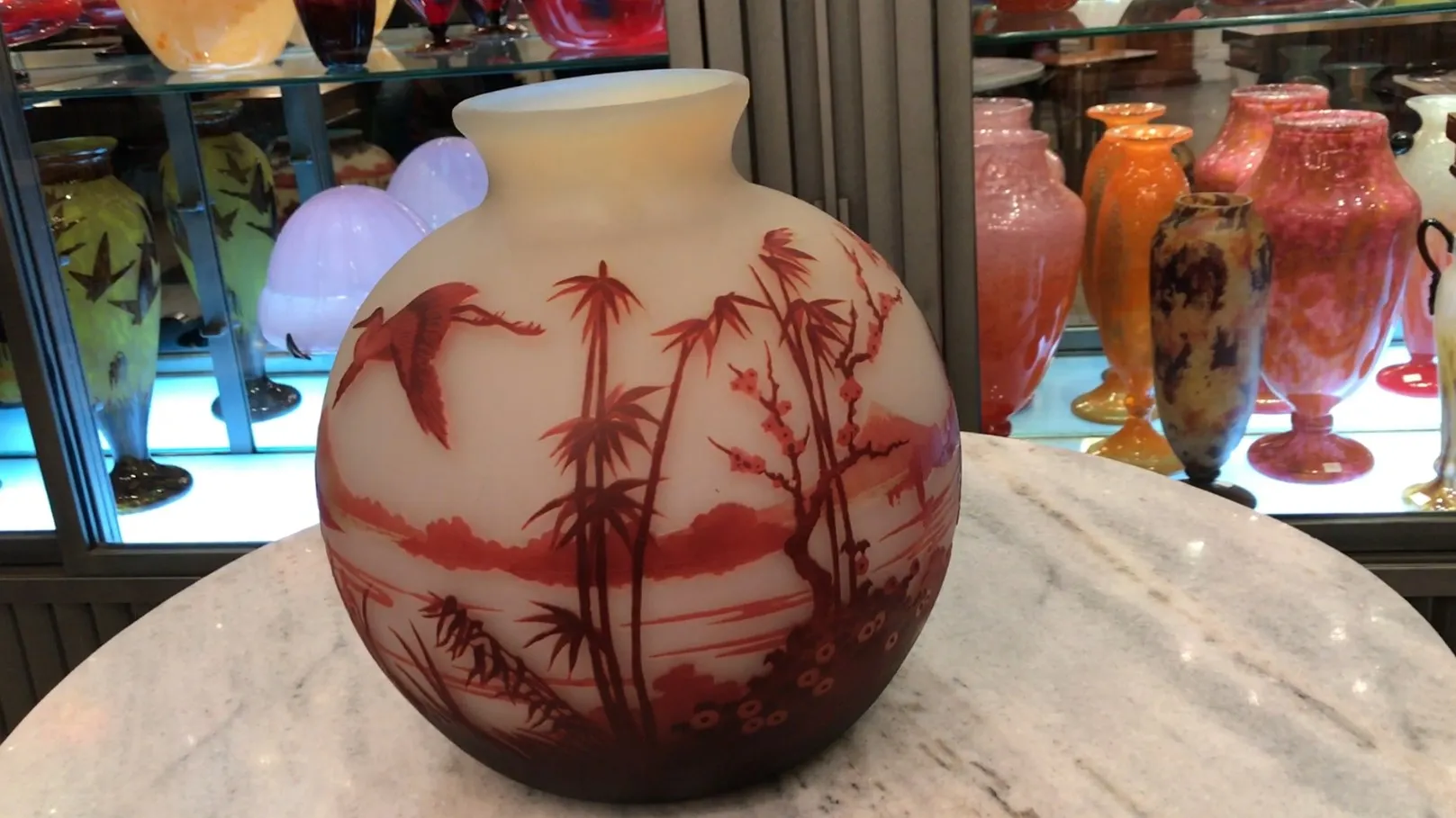 vaso antigo de vidro com design de paisagem e pássaros, assinado muller fres