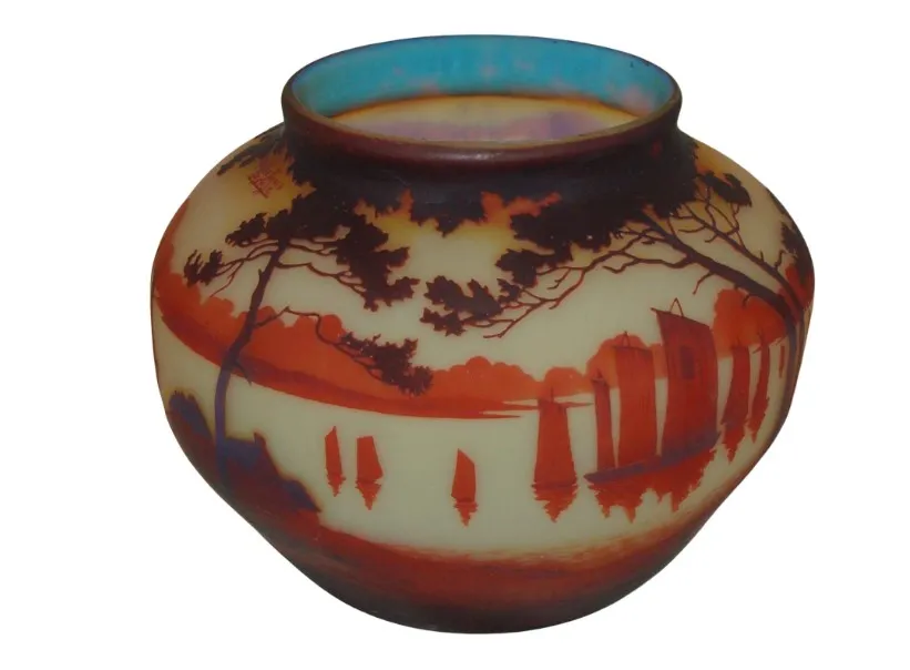 Antiquité verre signé Muller Fres avec forme arrondie et décorations de paysages en tons chauds, offrant une ambiance ancienne.