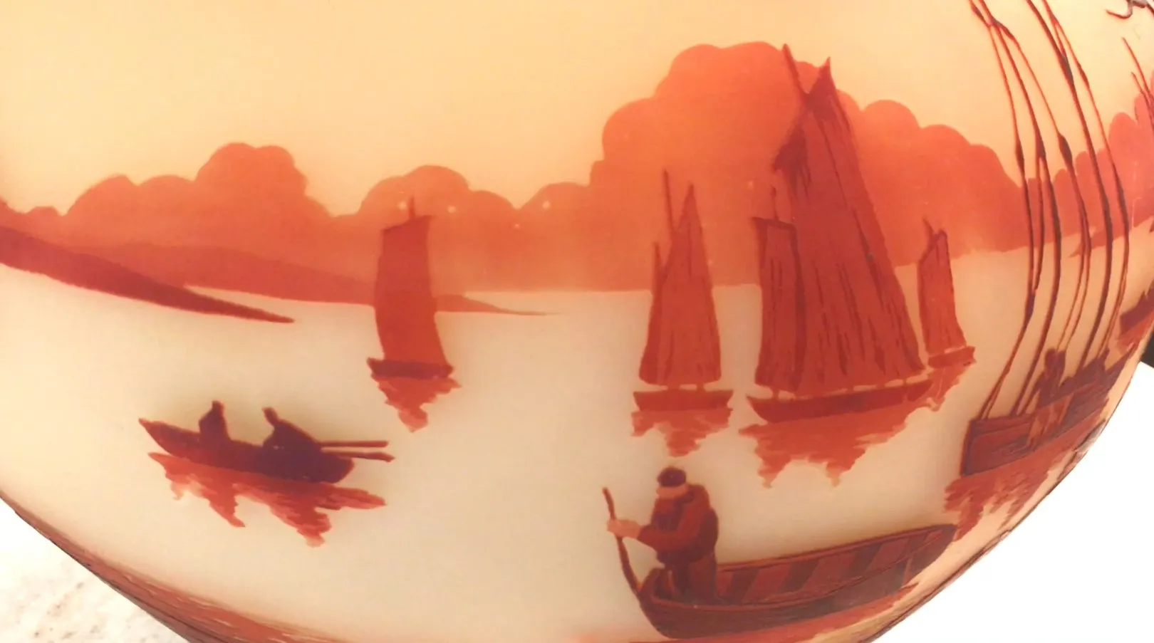 Verre ancien signé Muller Freres avec paysage côtier dans des tons chauds.