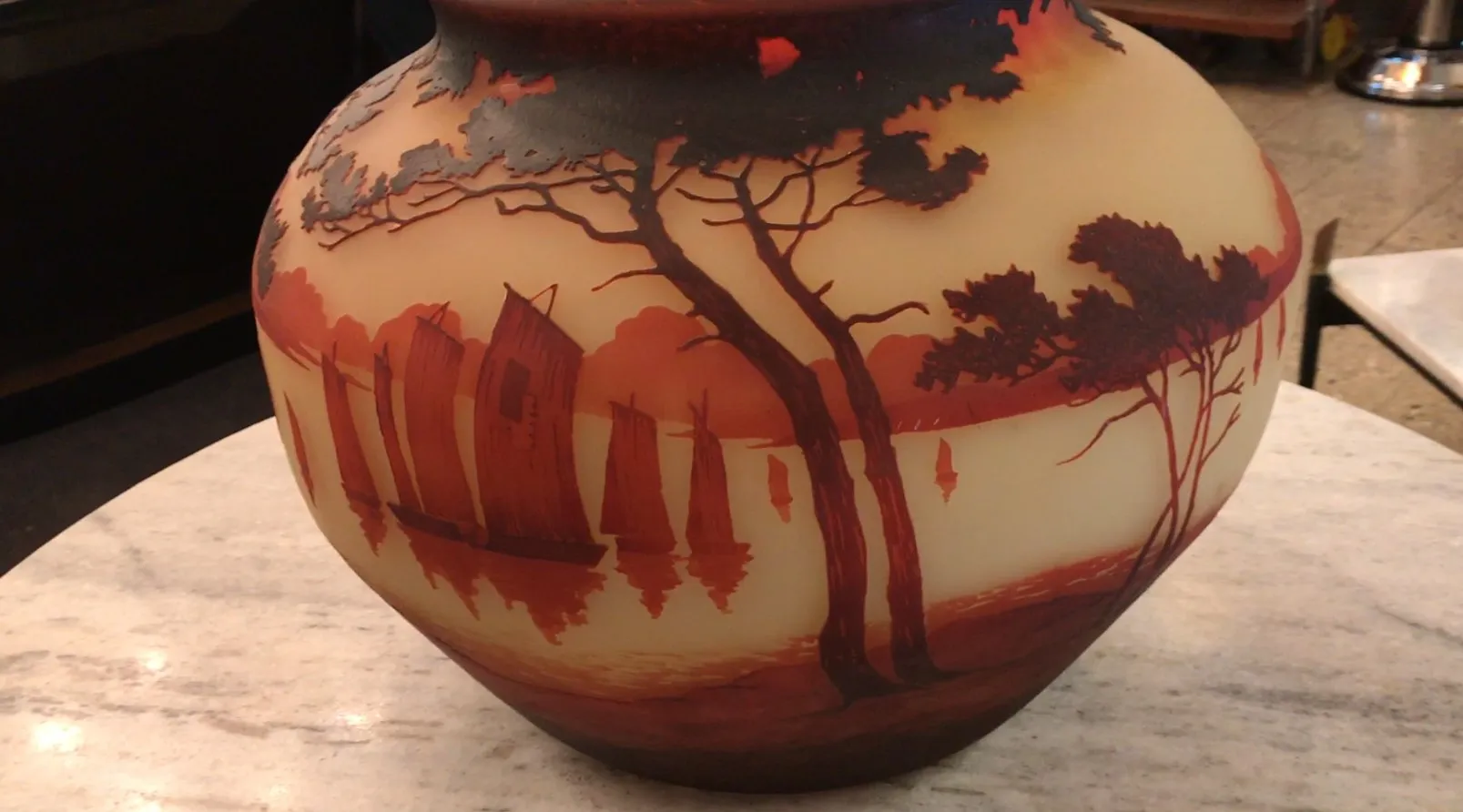 jarra decorativa antiga com paisagem e barcos na água